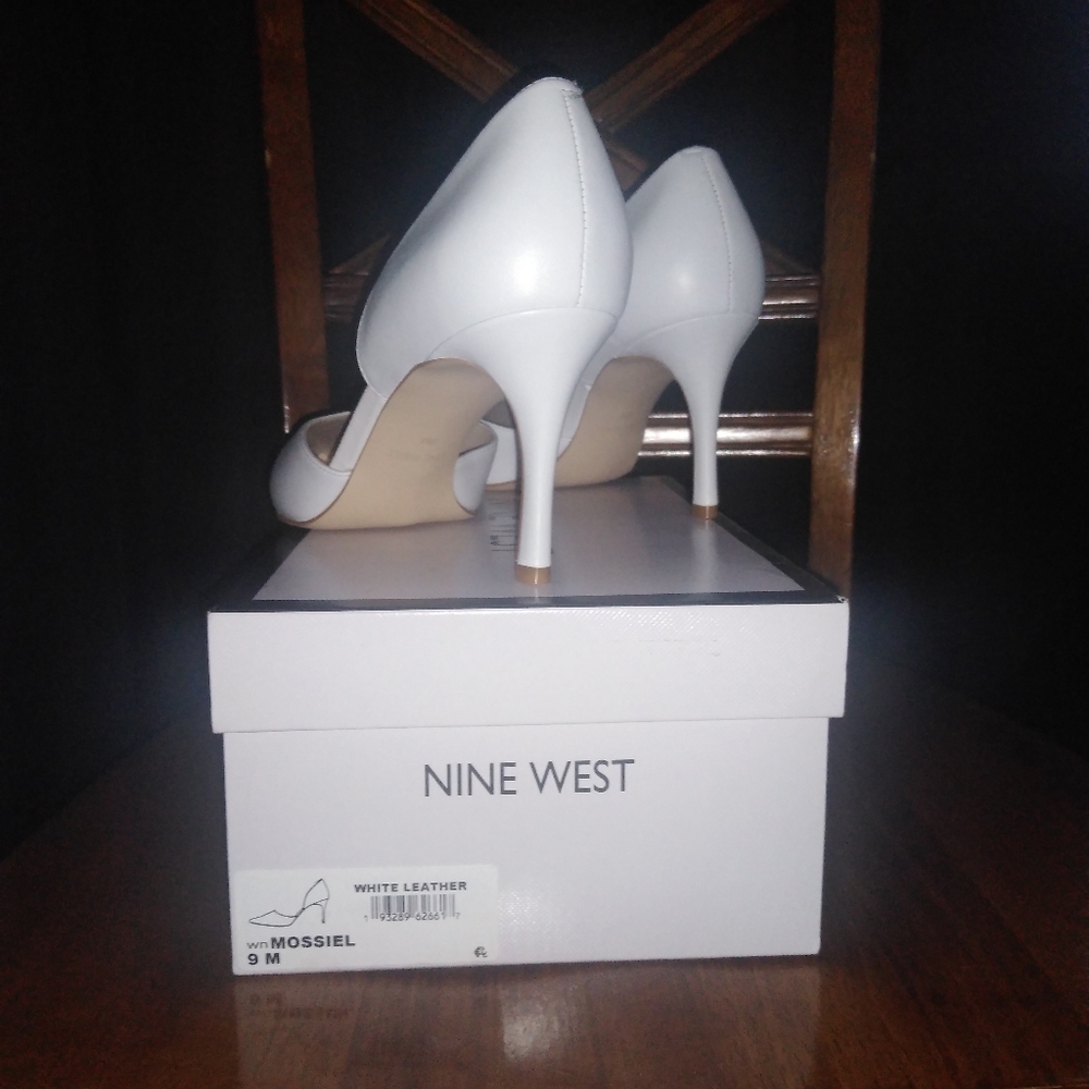 White leather pumps Mossiel D'orsay open sides New